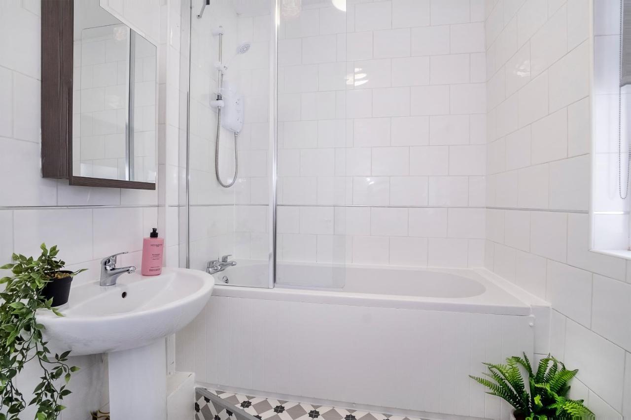 Stylish Hot Tub House With Free Parking! Villa Йорк Екстериор снимка