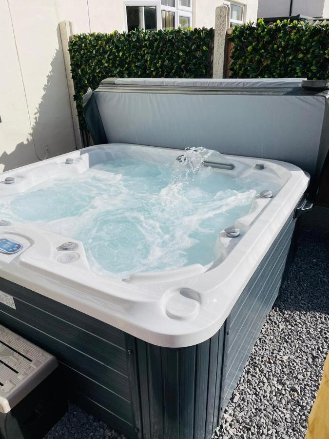Stylish Hot Tub House With Free Parking! Villa Йорк Екстериор снимка